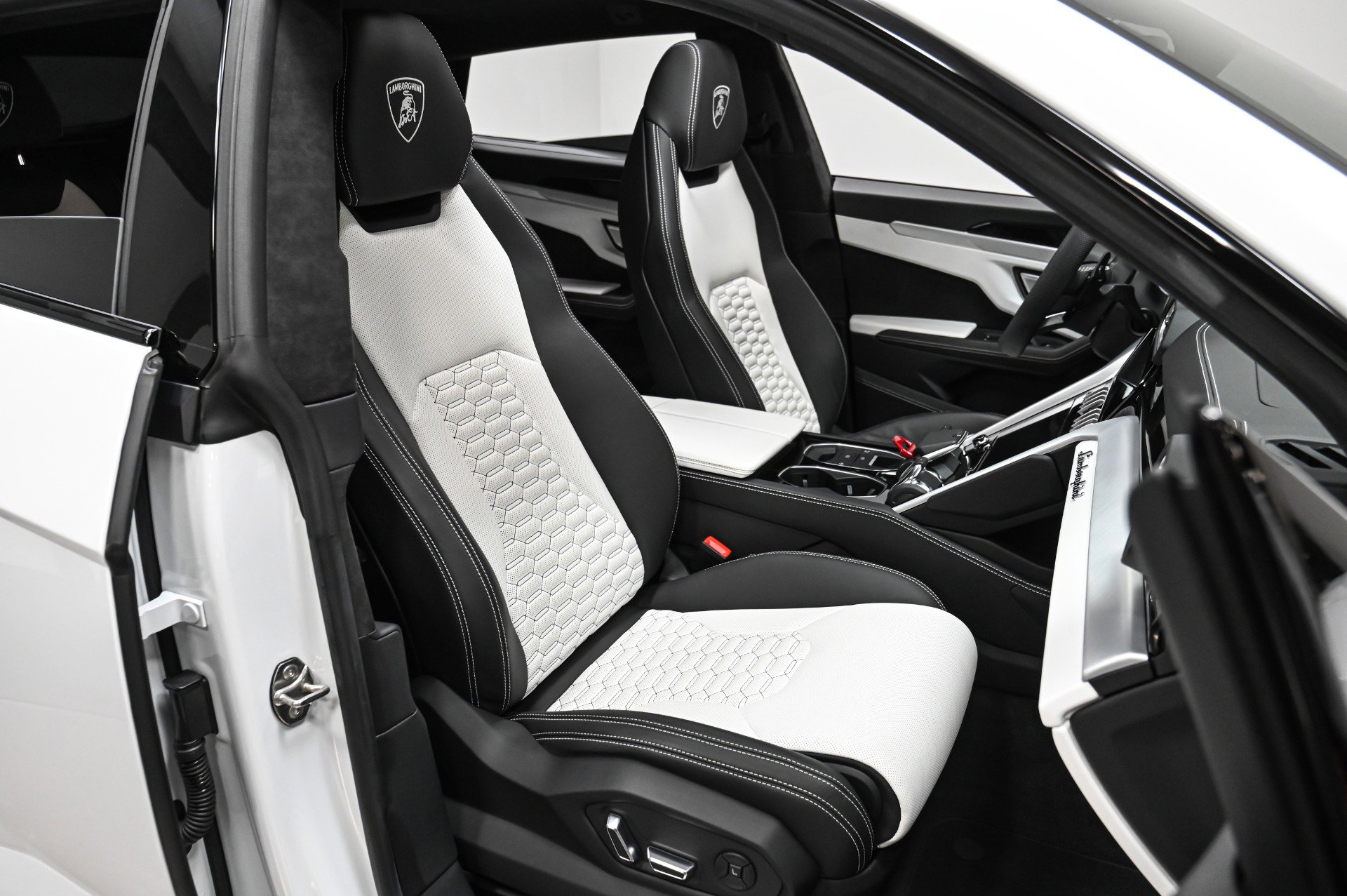 Used 2020 Lamborghini Urus image 35