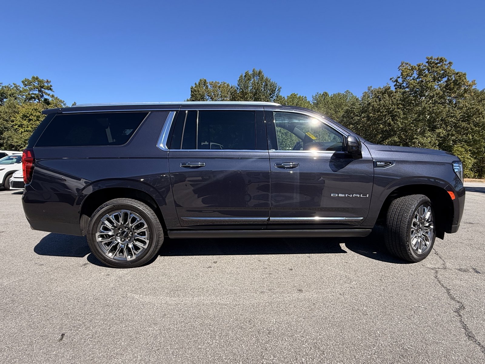 Used 2023 GMC Yukon XL Denali Ultimate AWD/4WD image 13