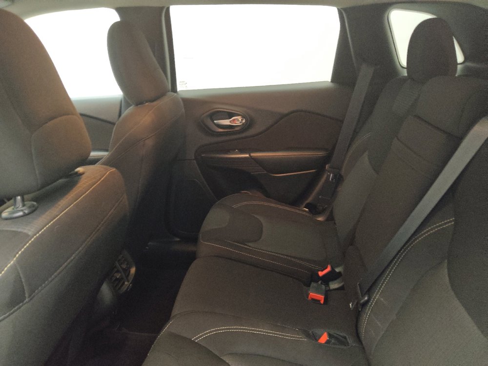 Used 2016 Jeep Cherokee Latitude w/ Cold Weather Group image 18