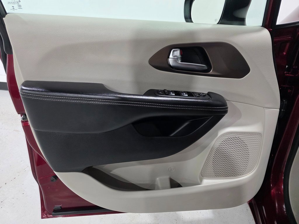 Used 2020 Chrysler Voyager Lxi image 17