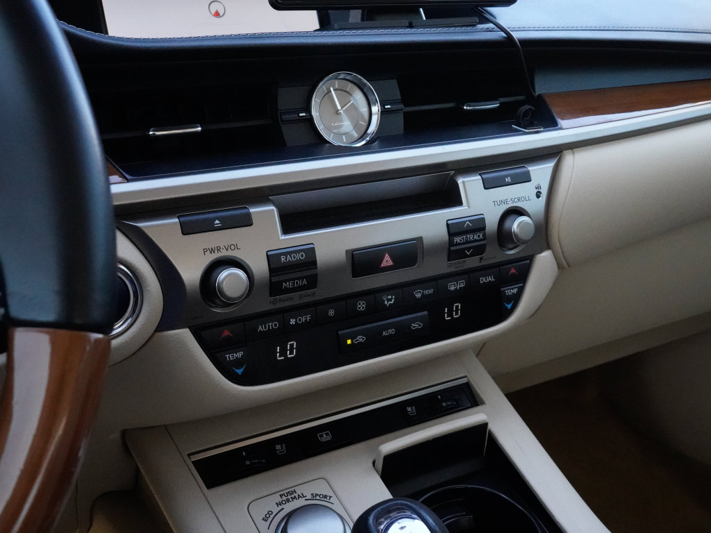 Used 2013 Lexus ES 300h w/ Luxury Pkg image 33