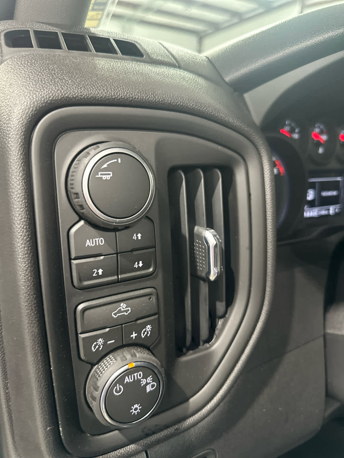 Used 2026 Chevrolet Silverado 1500 Custom Trail Boss w/ LPO, Dark Essentials Package AWD/4WD image 19