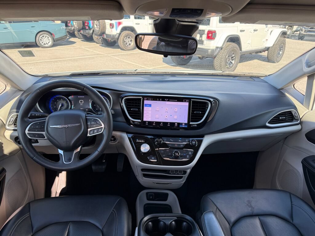 Used 2024 Chrysler Pacifica Touring-L FWD image 15