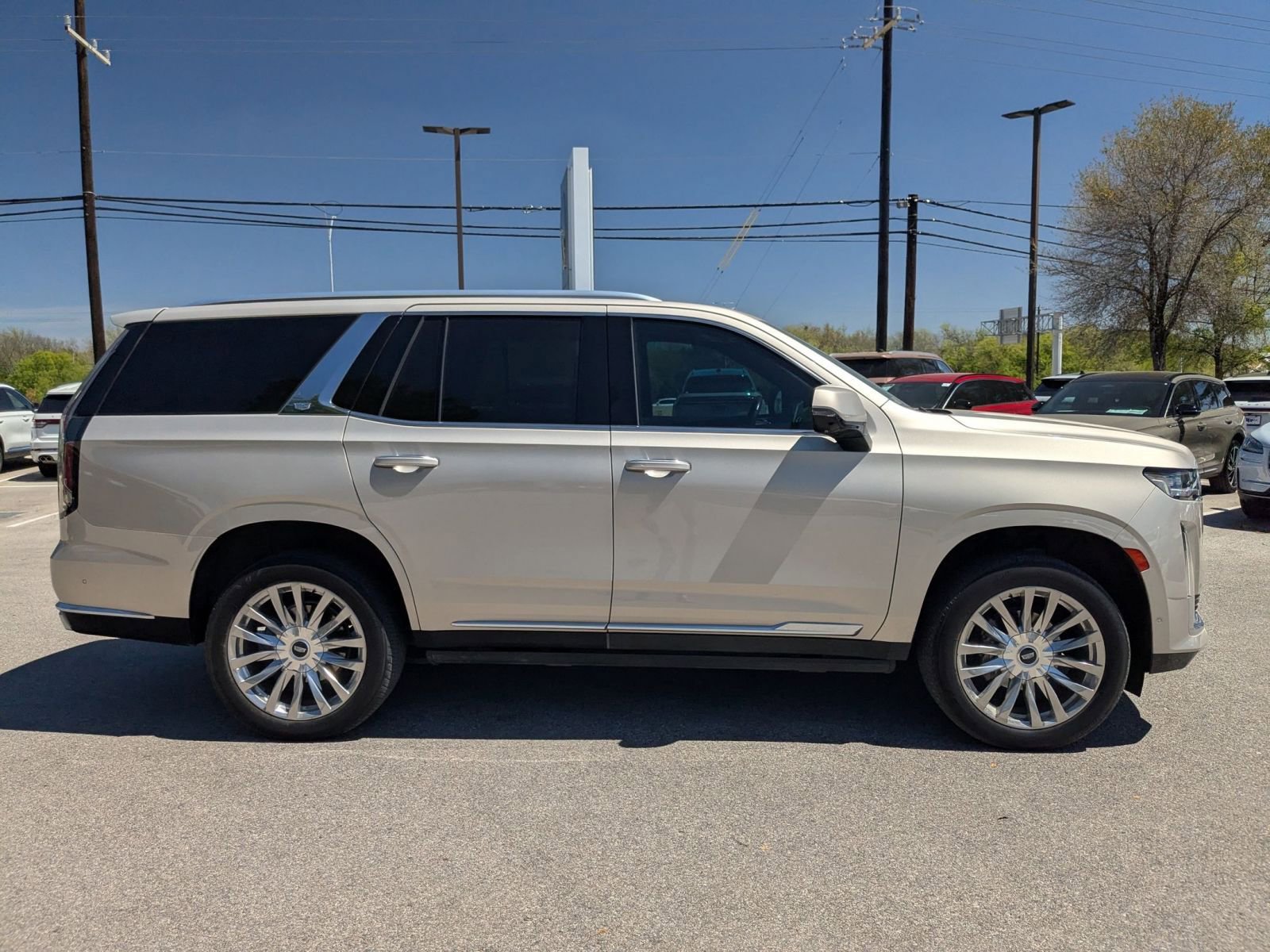 Used 2023 Cadillac Escalade Premium Luxury image 2