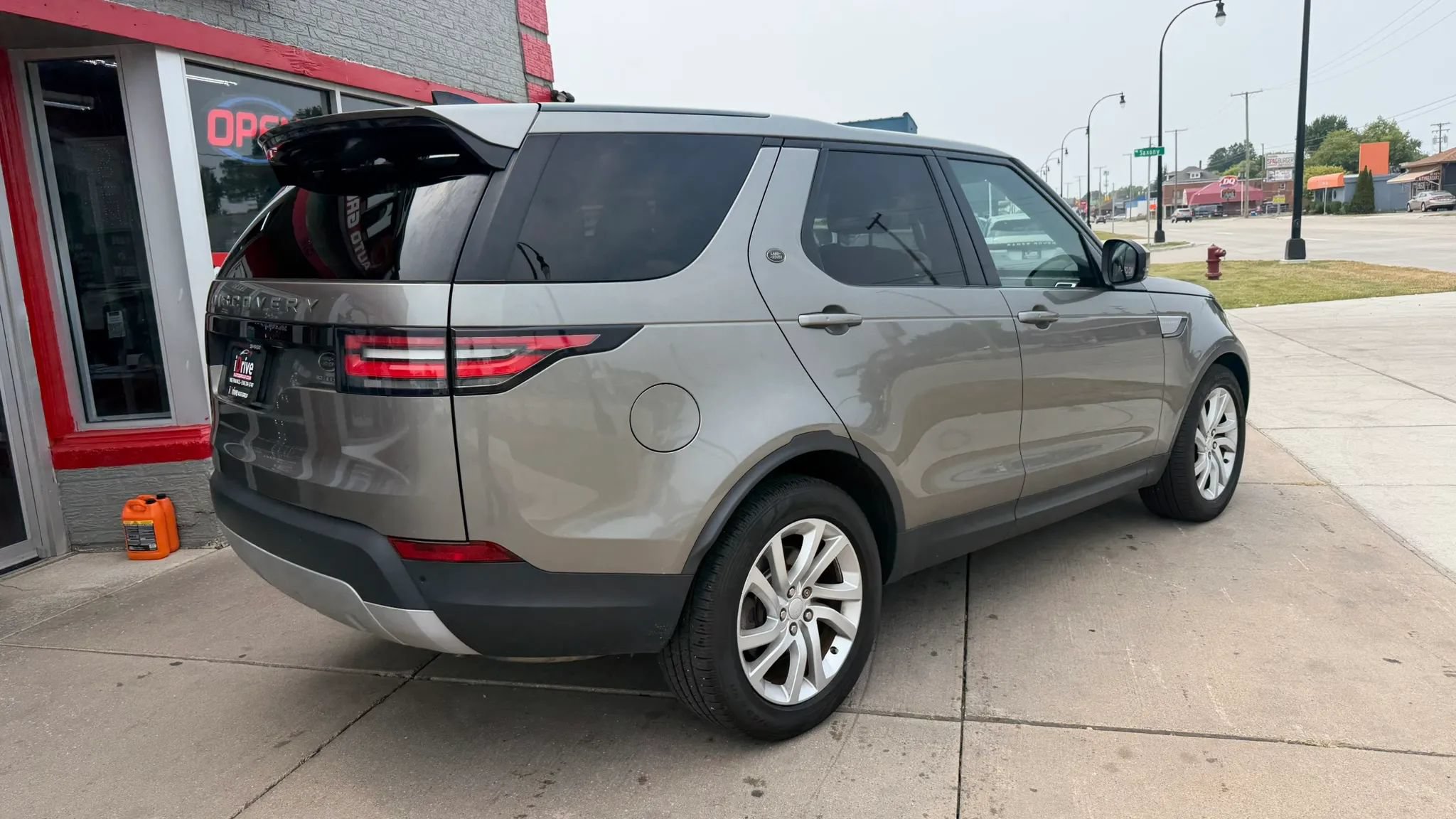 Used 2017 Land Rover Discovery HSE AWD/4WD image 5