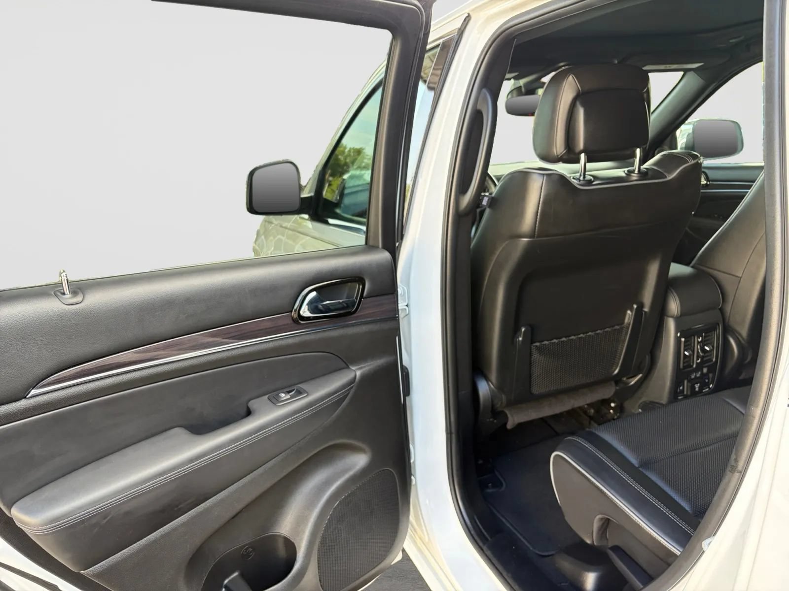Used 2020 Jeep Grand Cherokee Overland AWD/4WD image 14