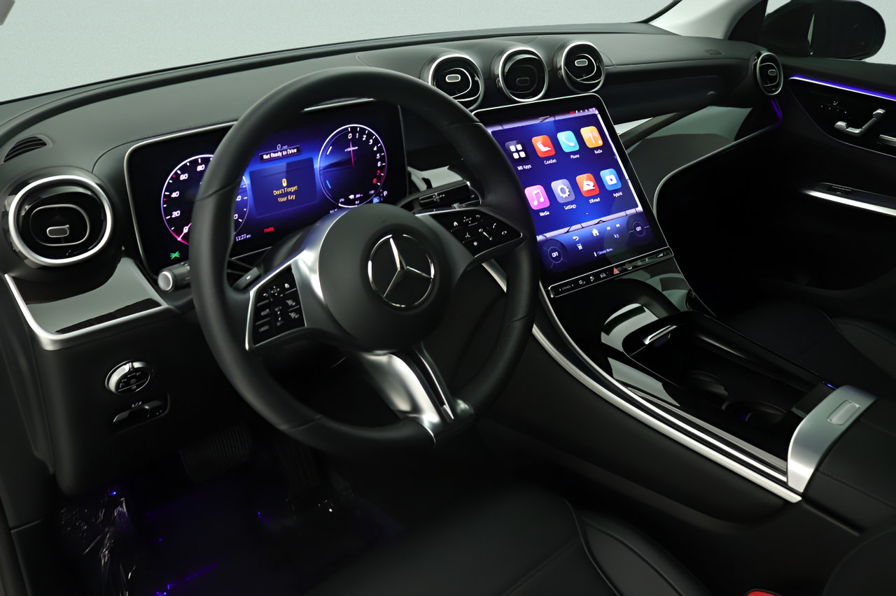 Used 2025 Mercedes-Benz GLC 350e 4MATIC image 14