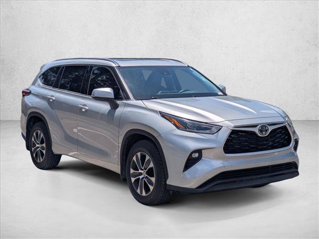 Used 2021 Toyota Highlander XLE AWD/4WD image 3