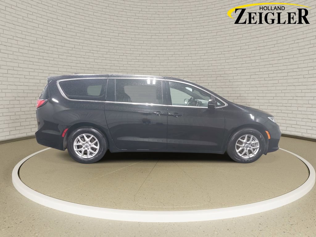 Used 2025 Chrysler Pacifica Select FWD image 4