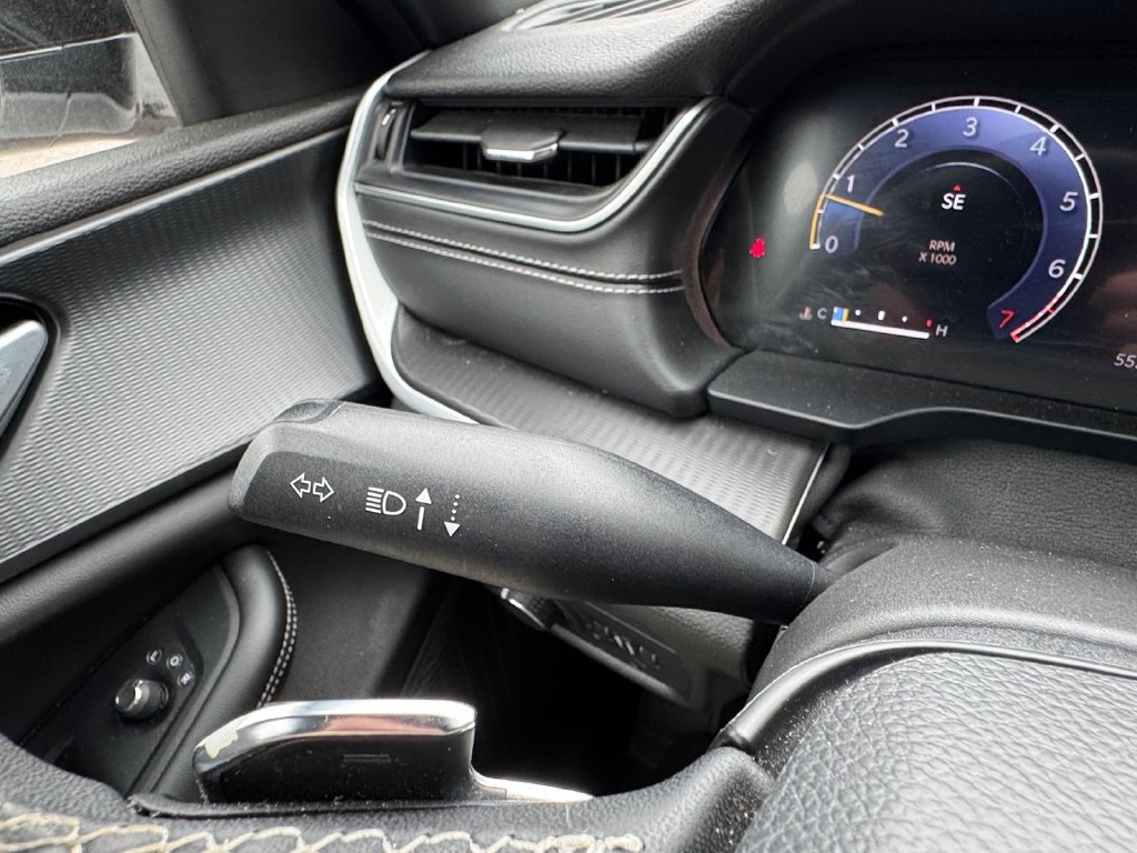 Used 2024 Jeep Grand Cherokee Altitude RWD image 30