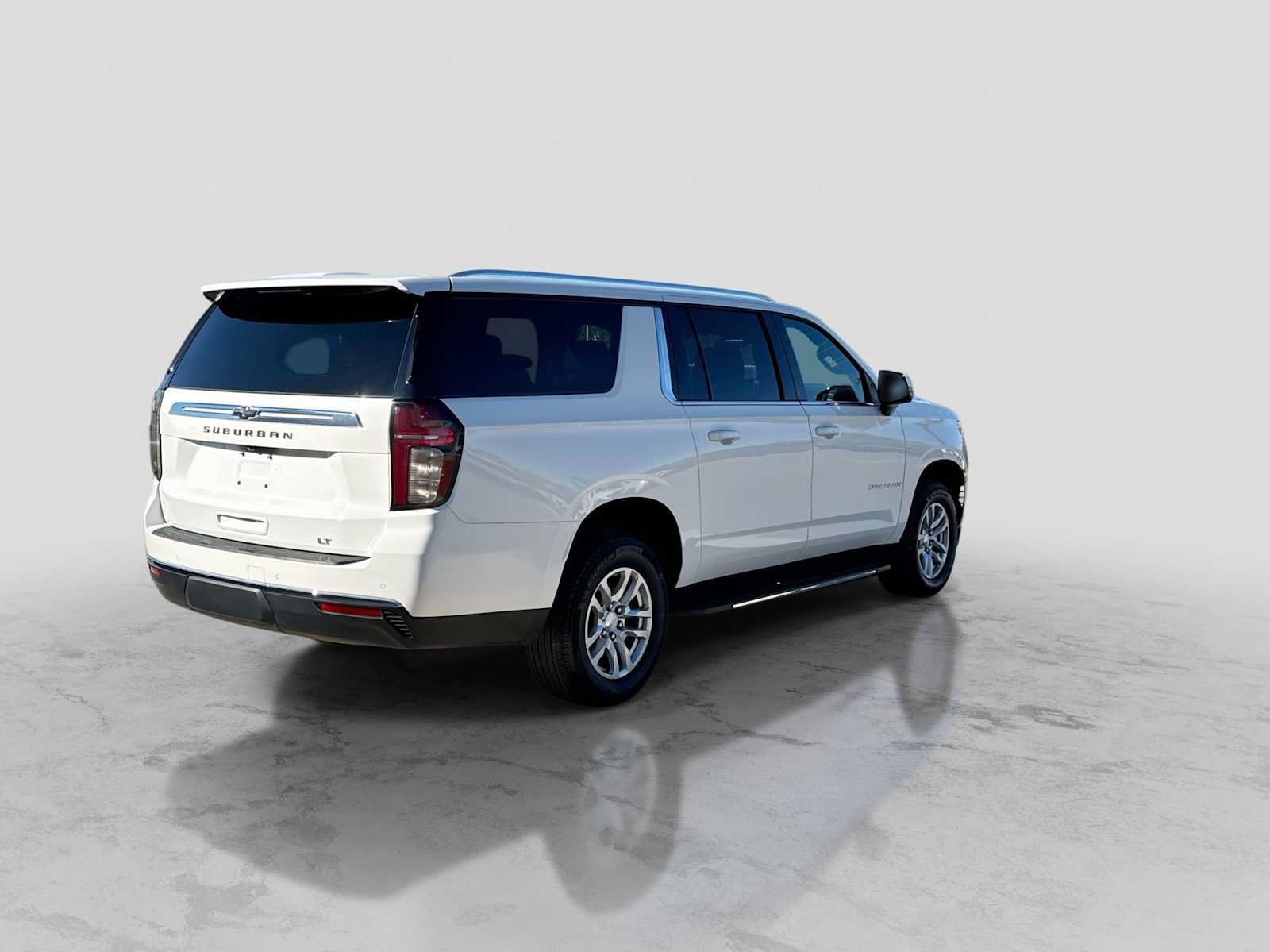 Used 2024 Chevrolet Suburban LT w/ Luxury Package AWD/4WD image 6