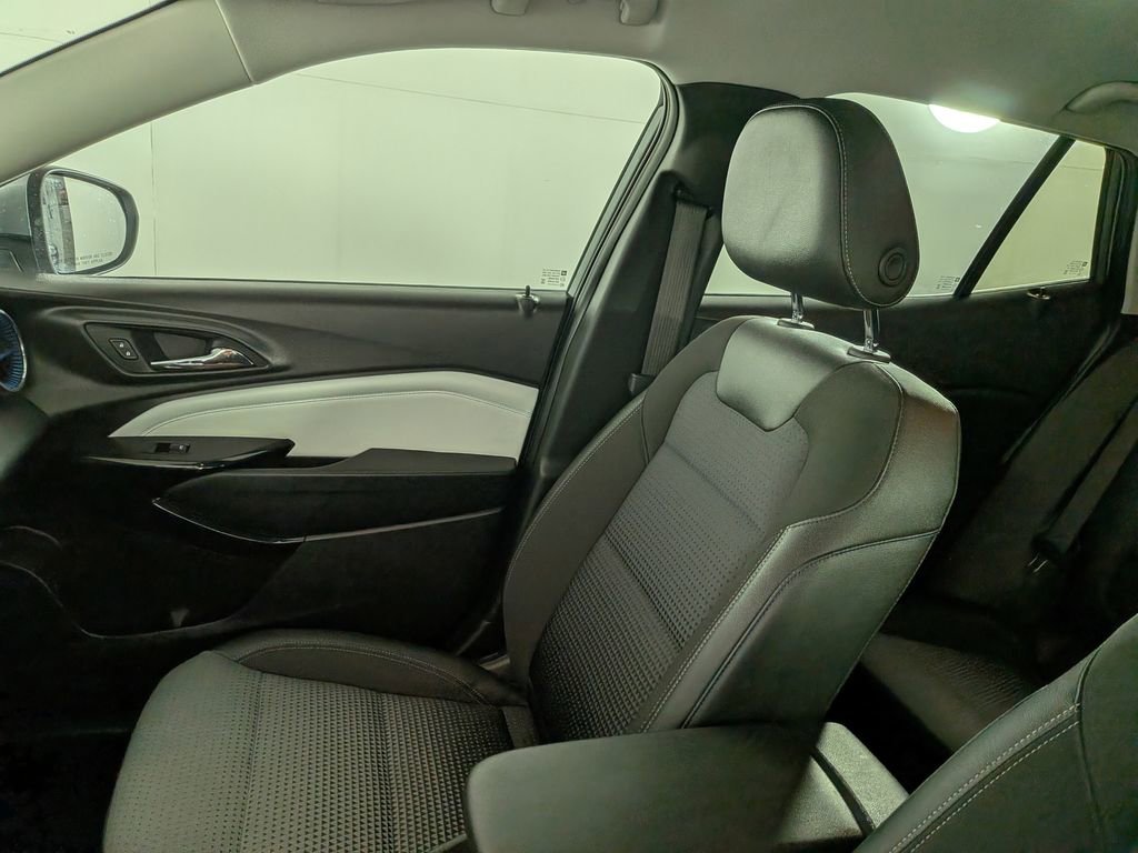 Certified 2025 Chevrolet Trax LT w/ LT Convenience Package FWD image 26