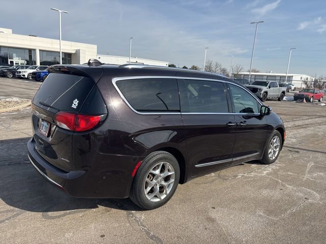 Used 2017 Chrysler Pacifica Limited image 3