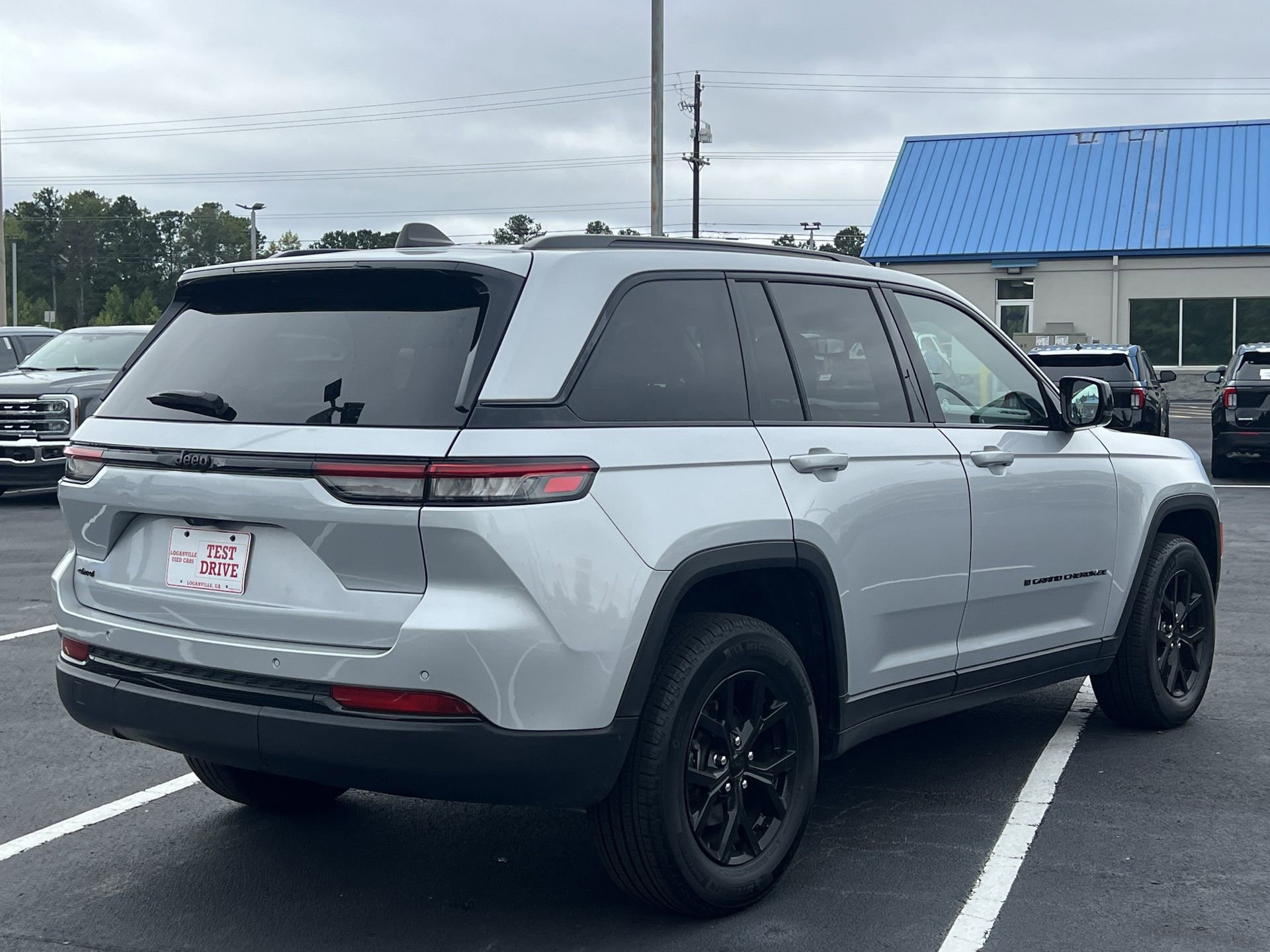 Used 2024 Jeep Grand Cherokee Altitude image 3