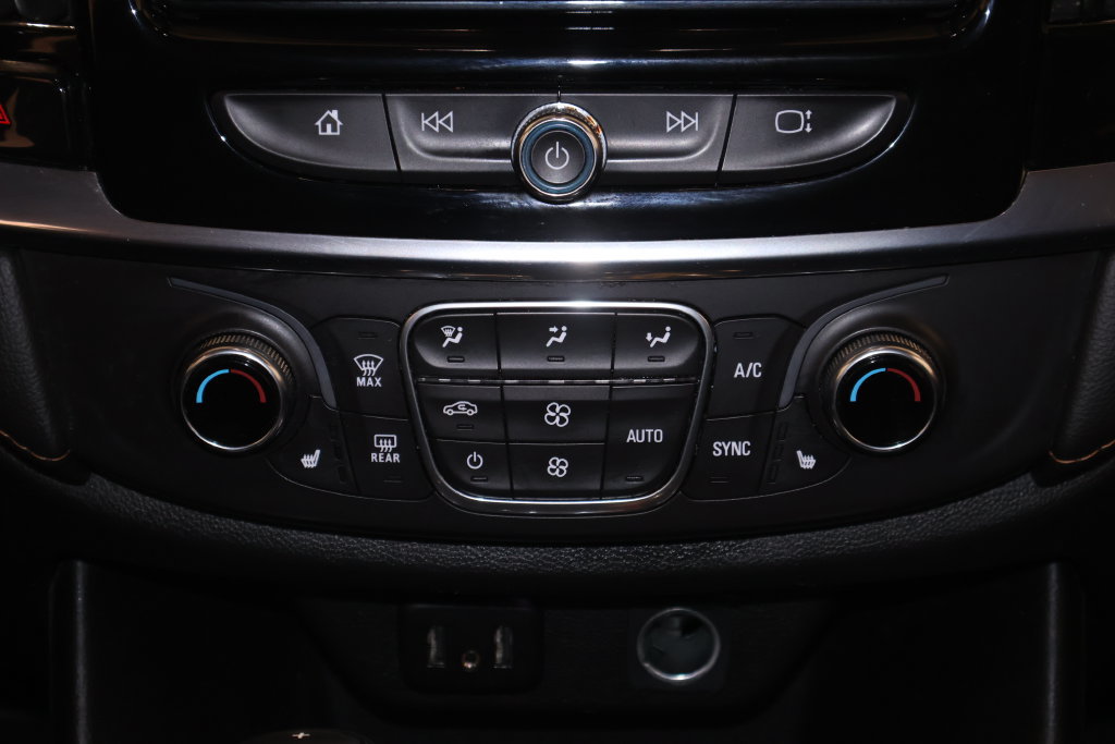 Used 2020 Chevrolet Traverse LT w/ LPO, Floor Liner Package AWD/4WD image 32