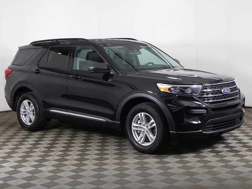 Used 2023 Ford Explorer XLT AWD/4WD image 2