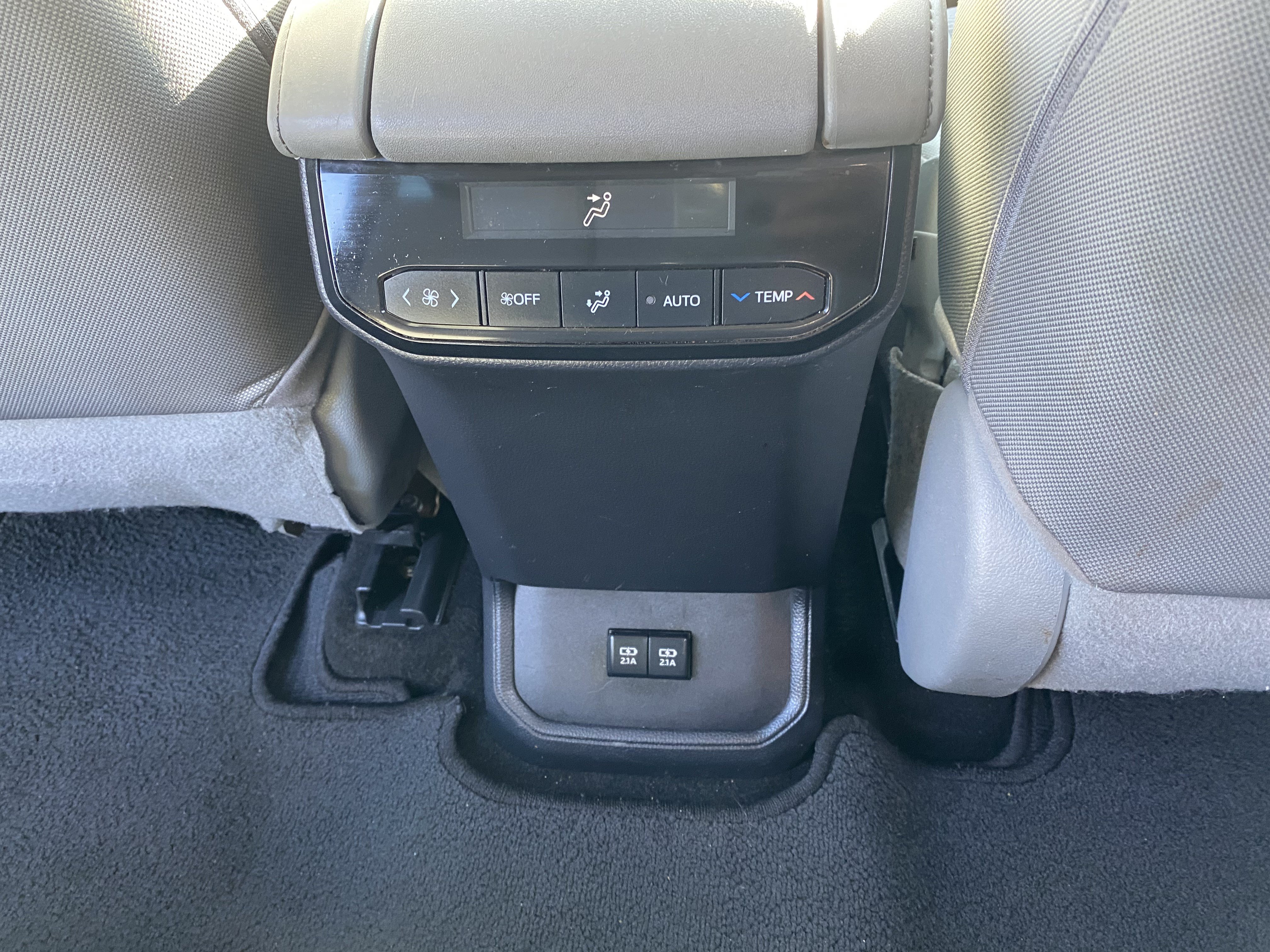 Used 2020 Toyota Highlander LE FWD image 23
