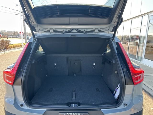 Certified 2025 Volvo XC40 B5 Plus AWD/4WD image 10