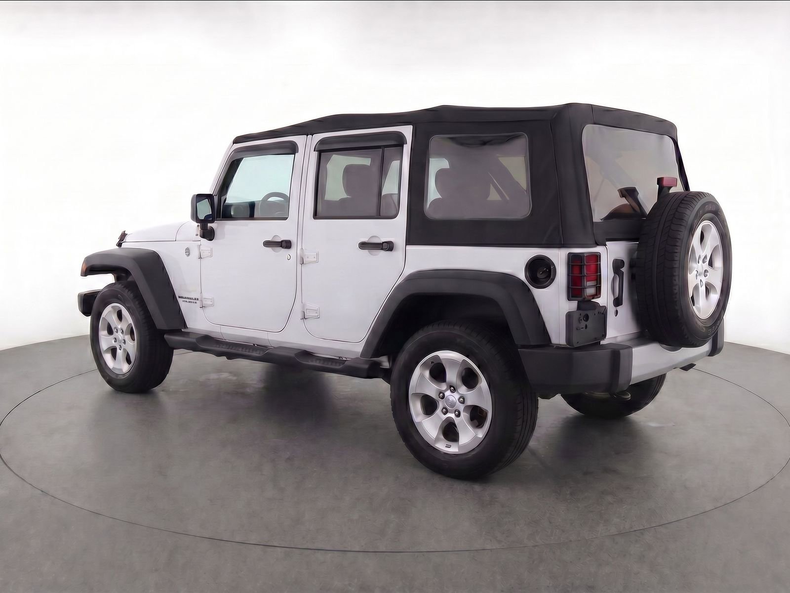 Used 2015 Jeep Wrangler Unlimited Sahara w/ Connectivity Group AWD/4WD image 3