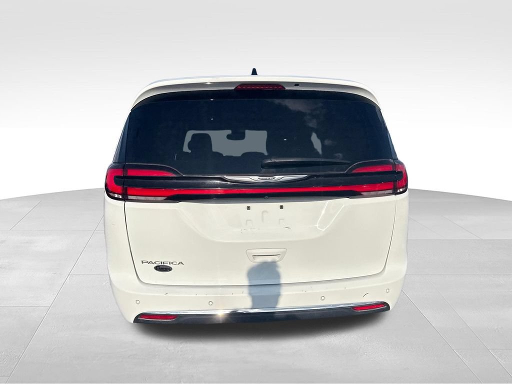 Used 2023 Chrysler Pacifica Touring FWD image 6