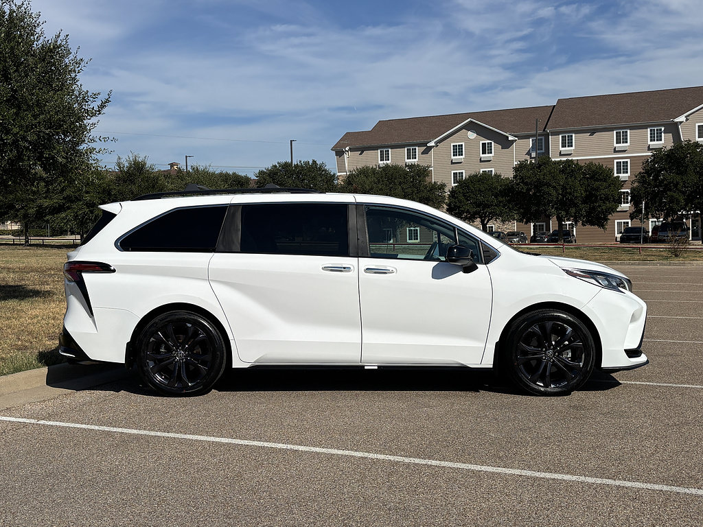 Certified 2024 Toyota Sienna XSE w/ XSE Plus Package FWD image 6