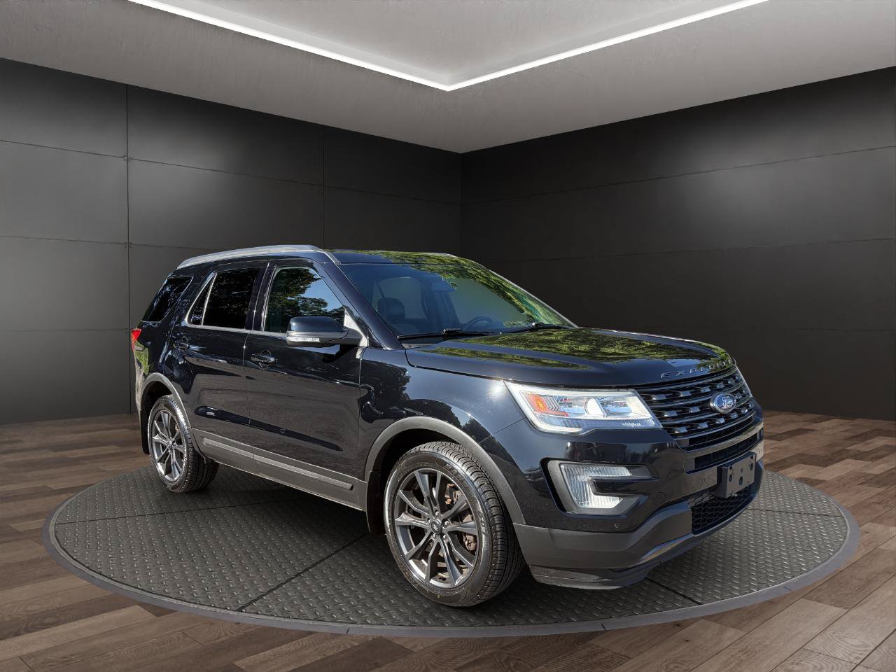 Used 2017 Ford Explorer XLT w/ Equipment Group 202A AWD/4WD image 2