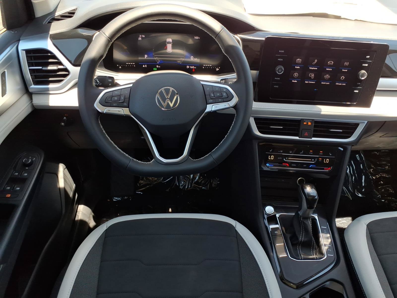 New 2026 Volkswagen Taos SE FWD image 17