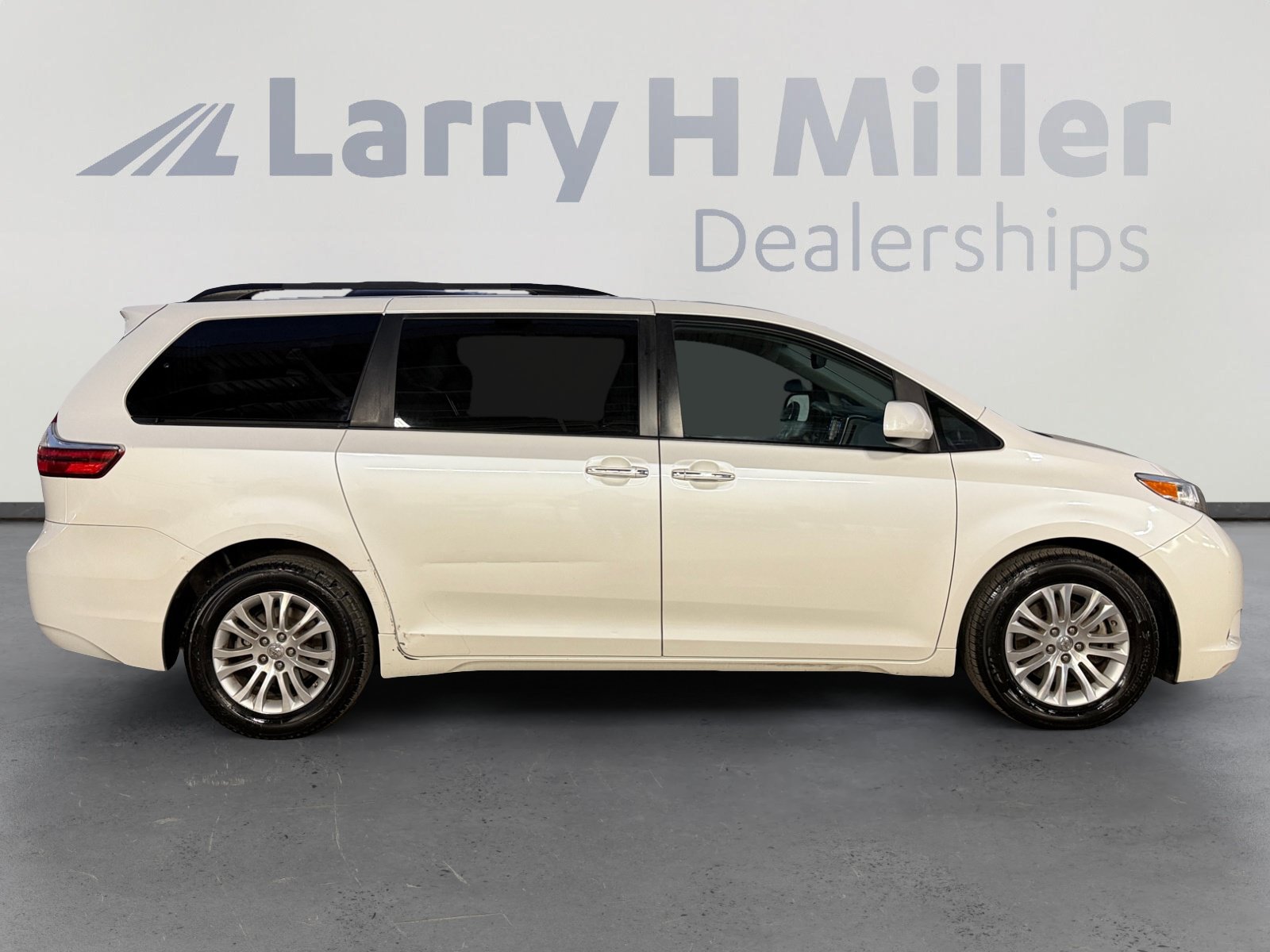 Used 2016 Toyota Sienna XLE FWD image 6