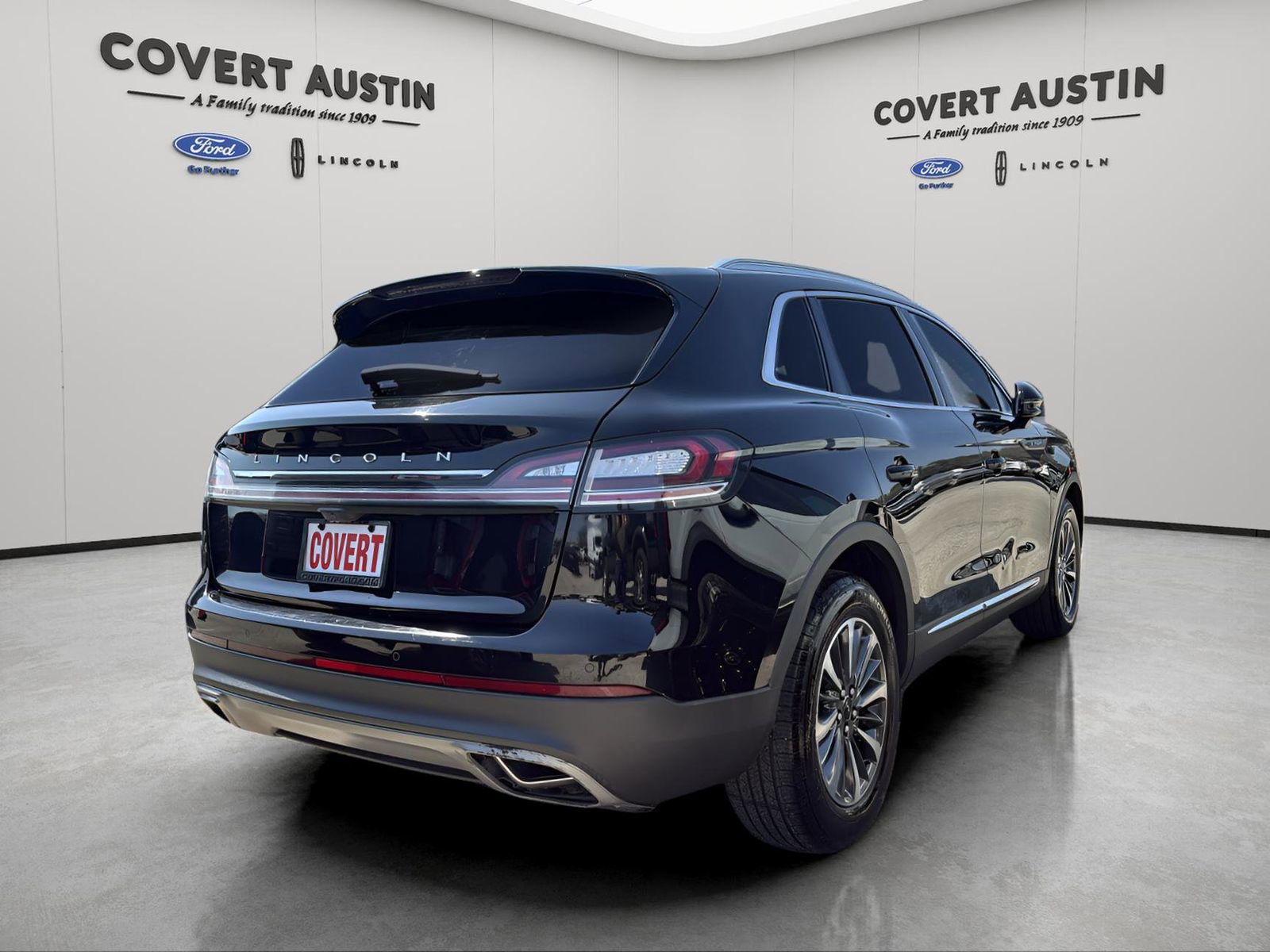 Used 2023 Lincoln Nautilus FWD w/ Premium Package image 4