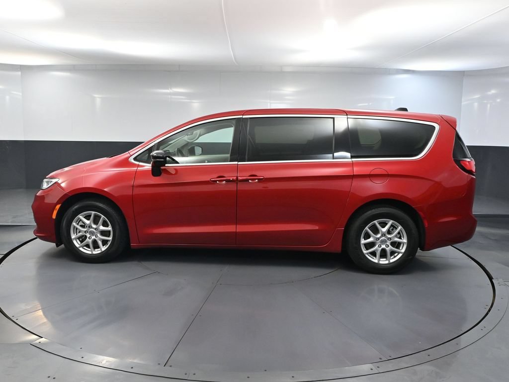 Used 2024 Chrysler Pacifica Touring-L FWD image 9