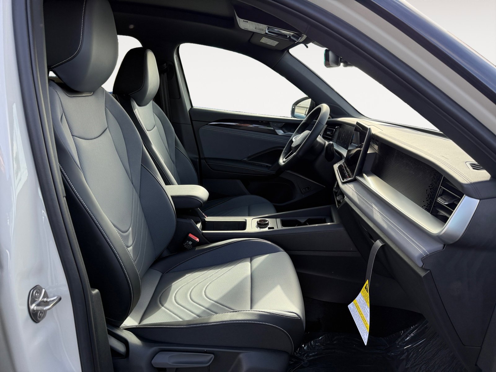 New 2026 Volkswagen Tiguan SE R-Line FWD image 19
