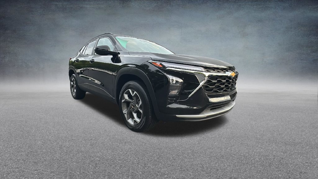 Used 2025 Chevrolet Trax LT FWD image 3