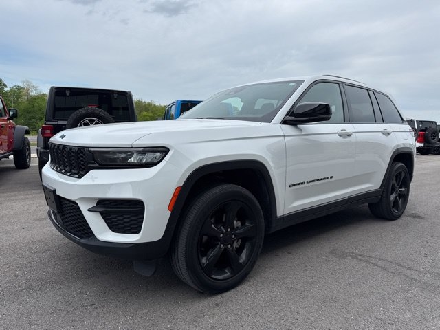 Used 2023 Jeep Grand Cherokee Altitude AWD/4WD image 7