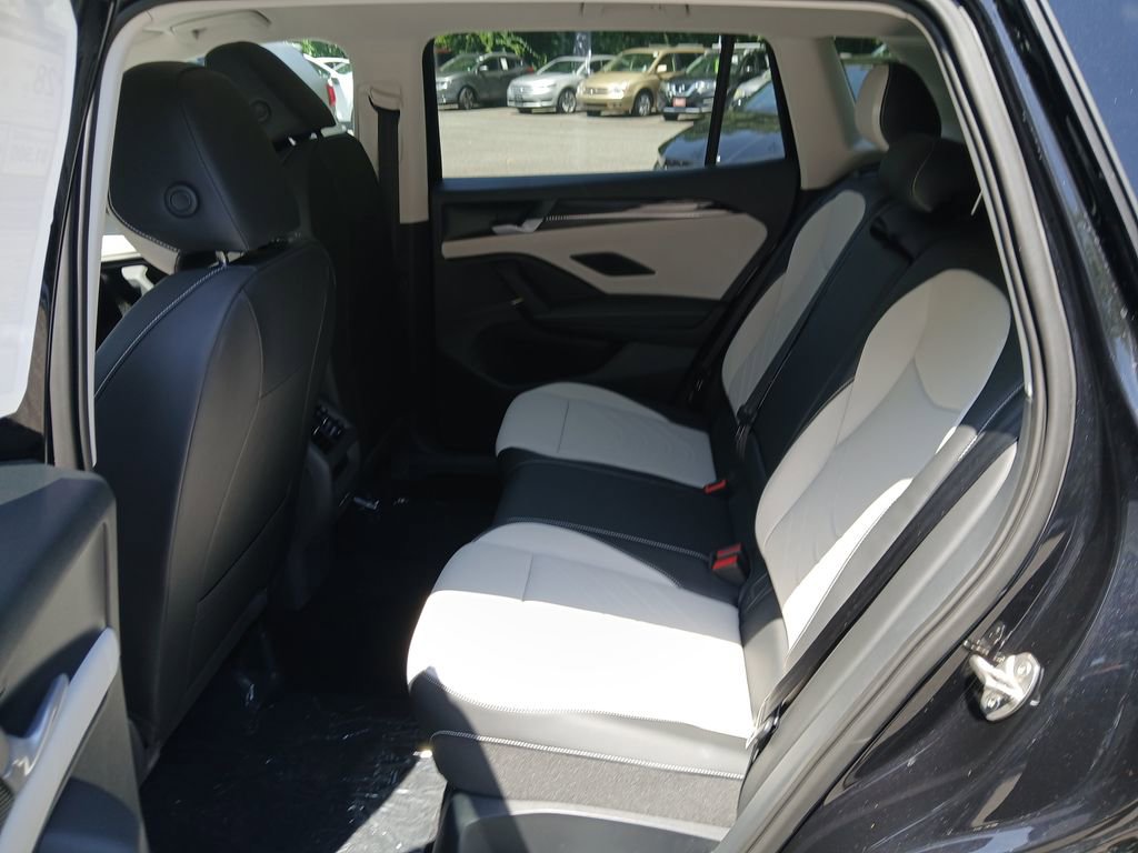 Used 2025 Volkswagen Tiguan SE image 24