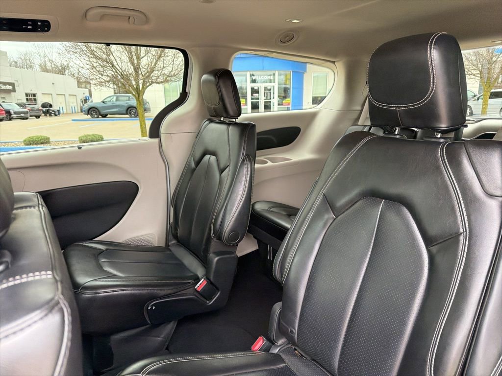Used 2023 Chrysler Pacifica Touring-L image 16