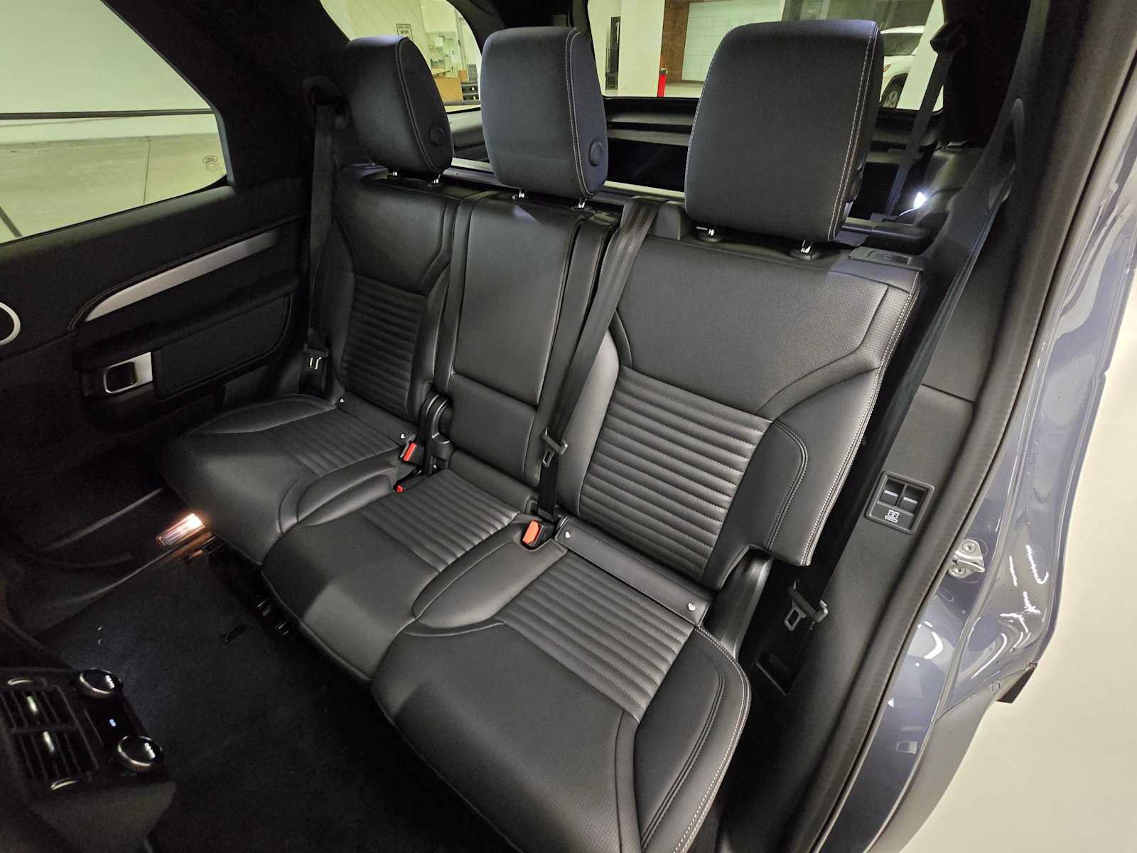 New 2026 Land Rover Discovery Limited Edition AWD/4WD image 18