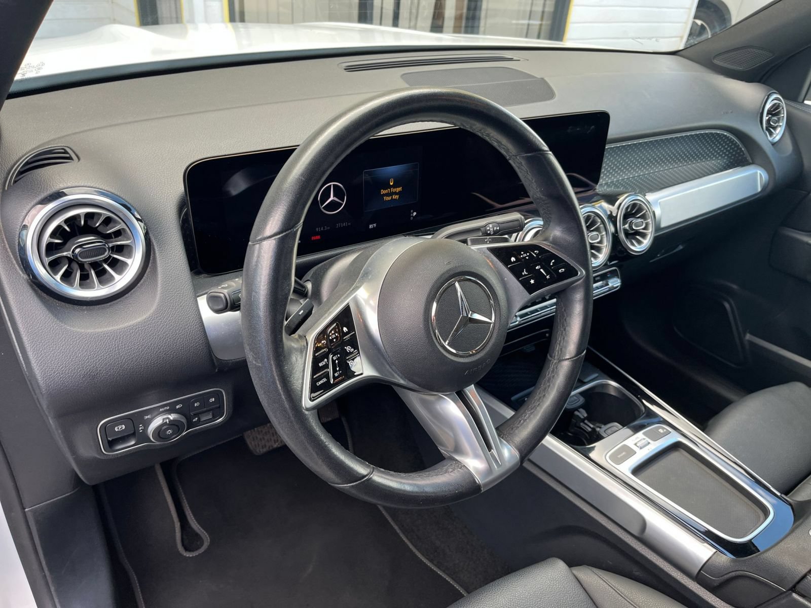 Used 2025 Mercedes-Benz GLB 250 4MATIC image 35