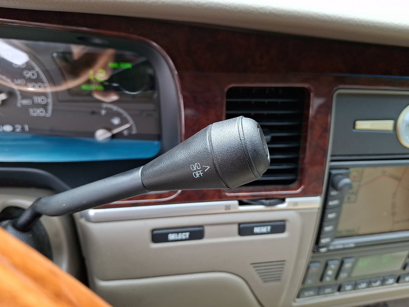 Used 2004 Lincoln Town Car Ultimate RWD image 15