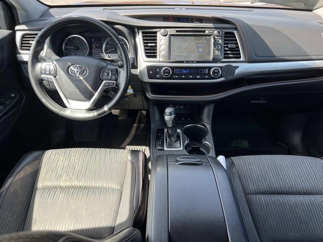 Used 2019 Toyota Highlander Plus AWD/4WD image 14