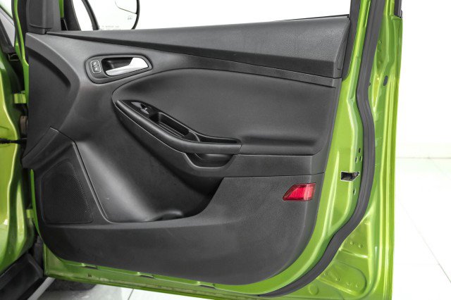 Used 2018 Ford Focus SE w/ SE Appearance Package image 40