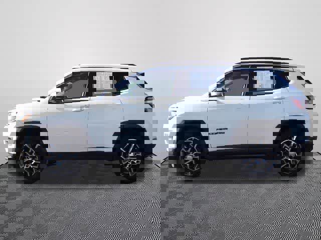 Used 2017 Jeep Compass Latitude w/ Popular Equipment Group image 2