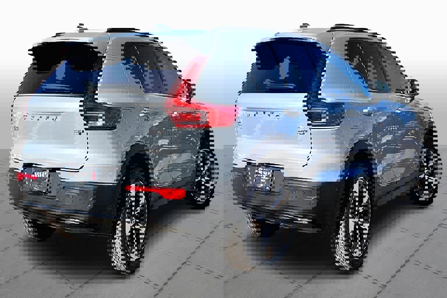 Certified 2024 Volvo XC40 B5 Plus w/ Protection Package Premier image 12