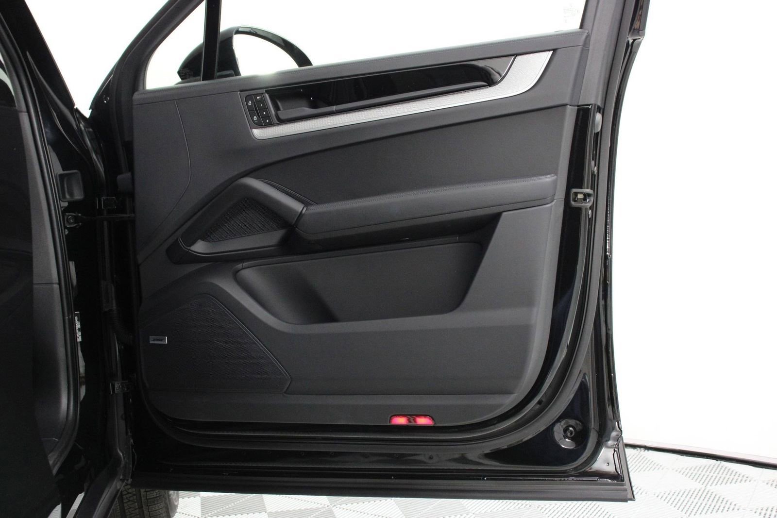 Certified 2025 Porsche Cayenne Coupe image 23