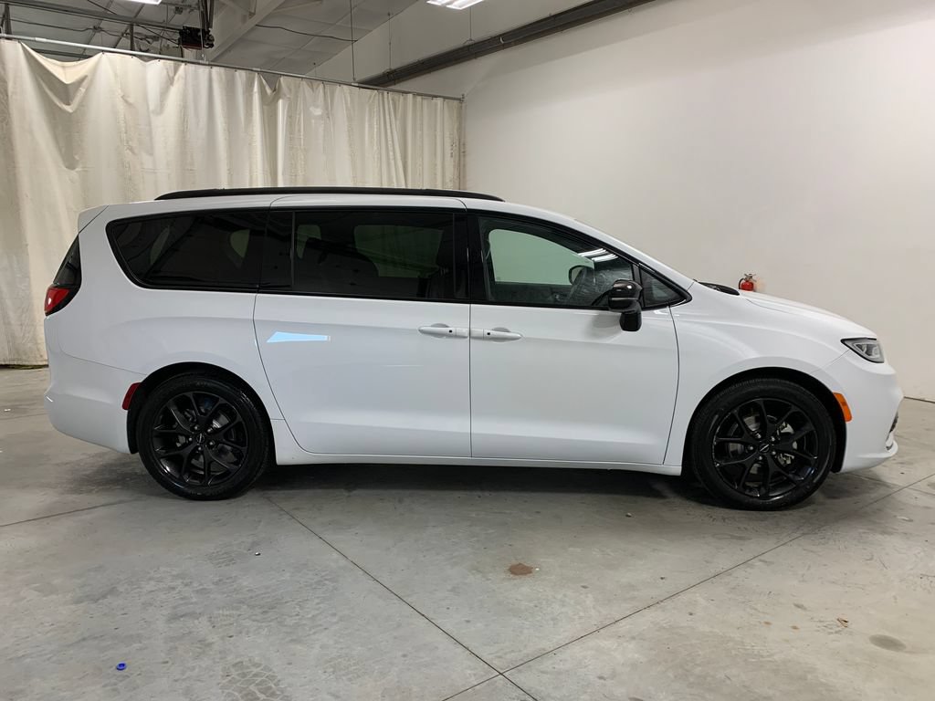 Used 2025 Chrysler Pacifica Limited FWD image 30
