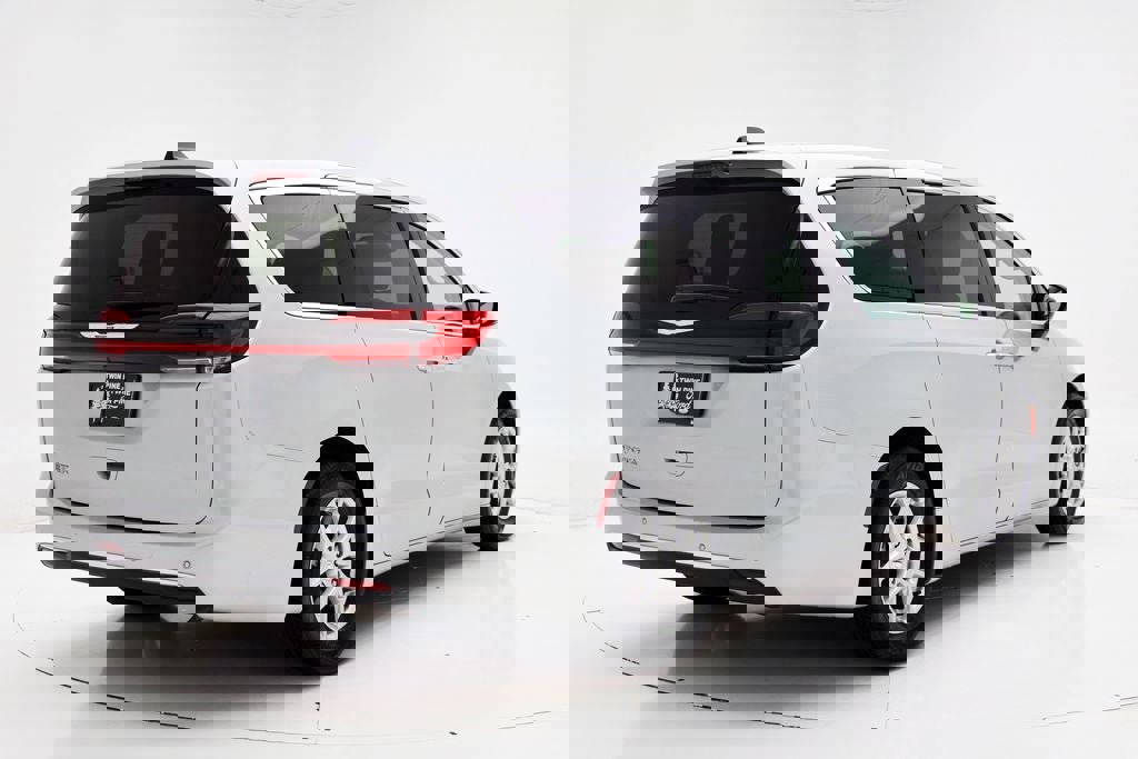 Used 2024 Chrysler Pacifica Touring-L image 9