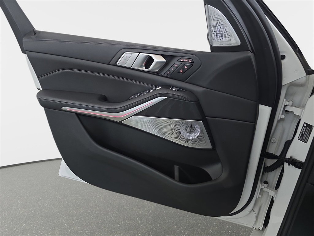 Used 2021 BMW X7 M50i w/ Executive Package image 30