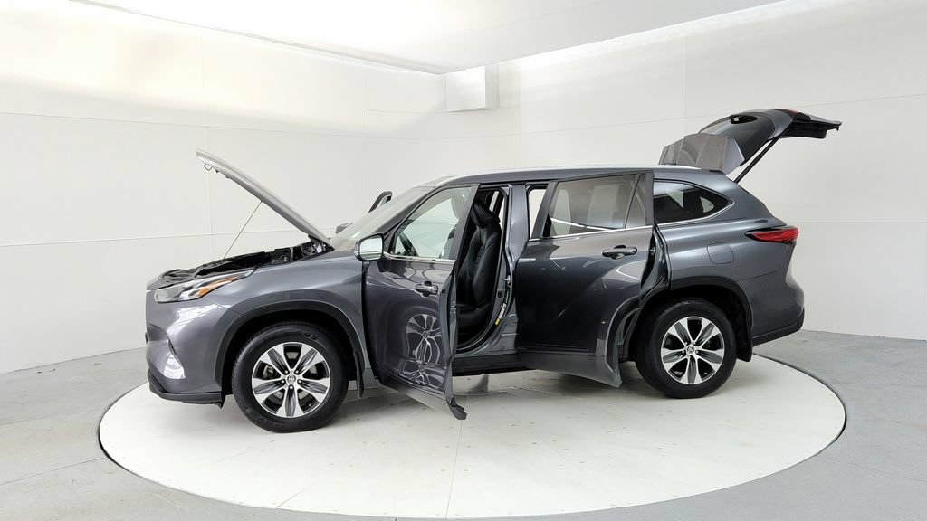 Used 2023 Toyota Highlander XLE AWD/4WD image 10