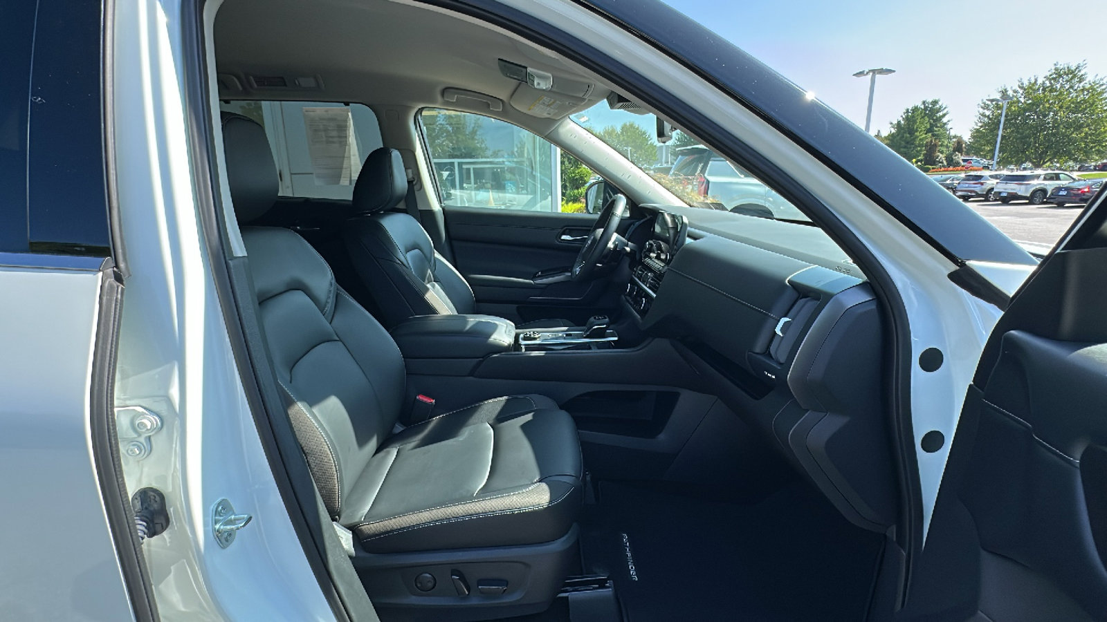 Certified 2024 Nissan Pathfinder SL w/ Black Appearance Package image 21