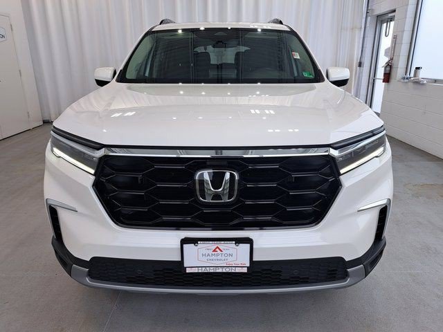 Used 2025 Honda Pilot Touring image 4