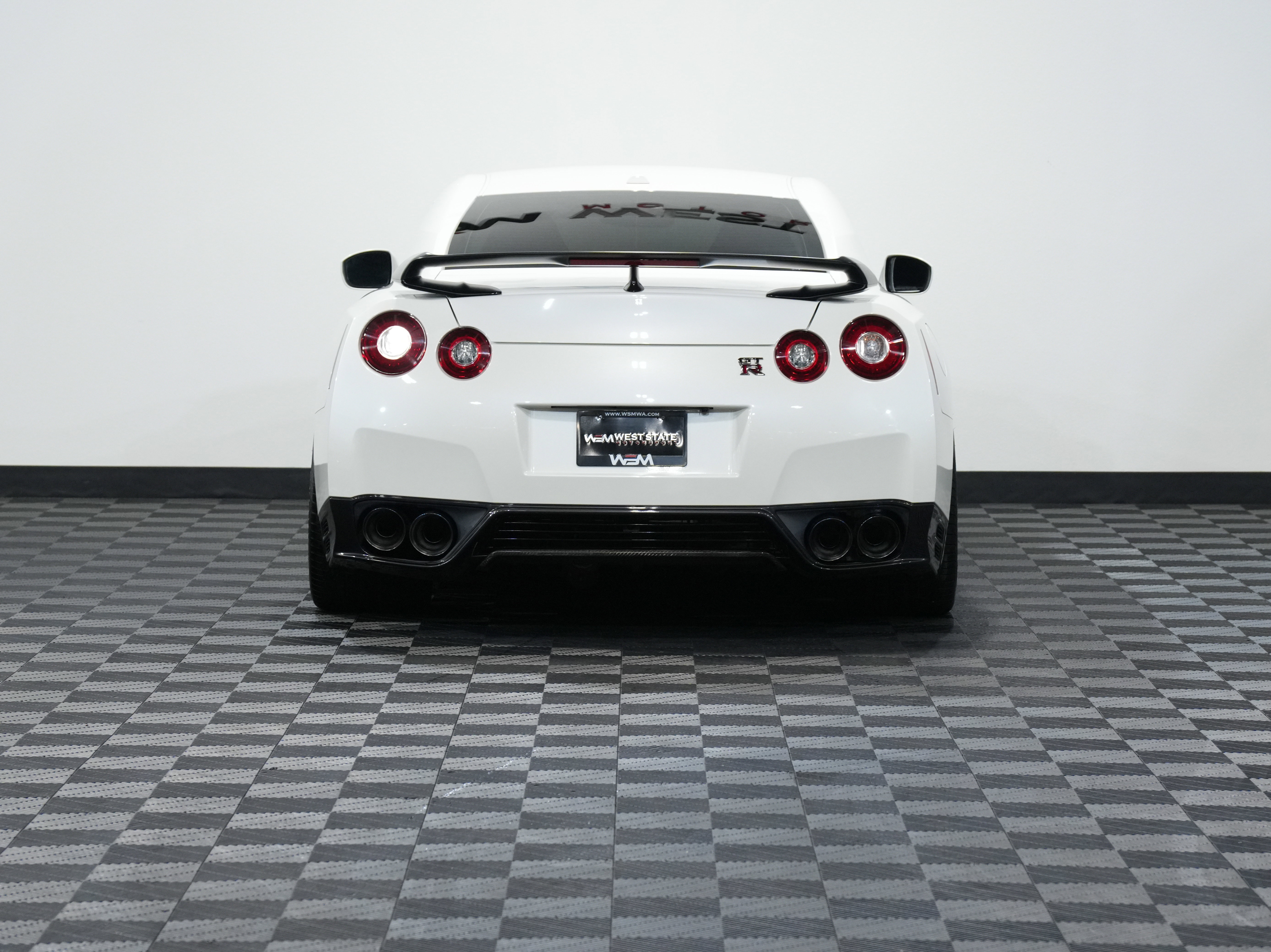 Used 2015 Nissan GT-R Black Edition image 7